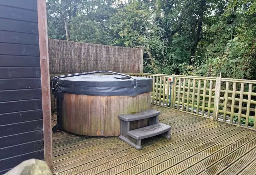 Glamping Hut   Riverside 1