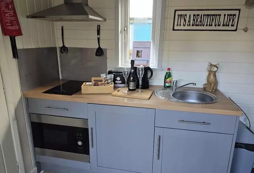 Glamping Hut   Riverside 1