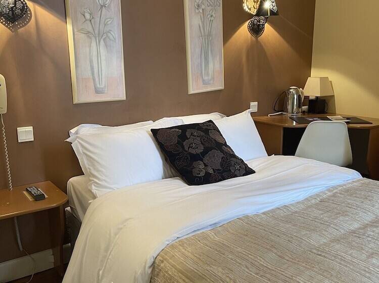 בית מלון כפרי Restaurant Le Grand Monarque