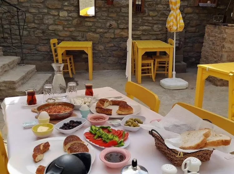 ベッドアンドブレックファースト Sari Keçi̇ Taş Otel