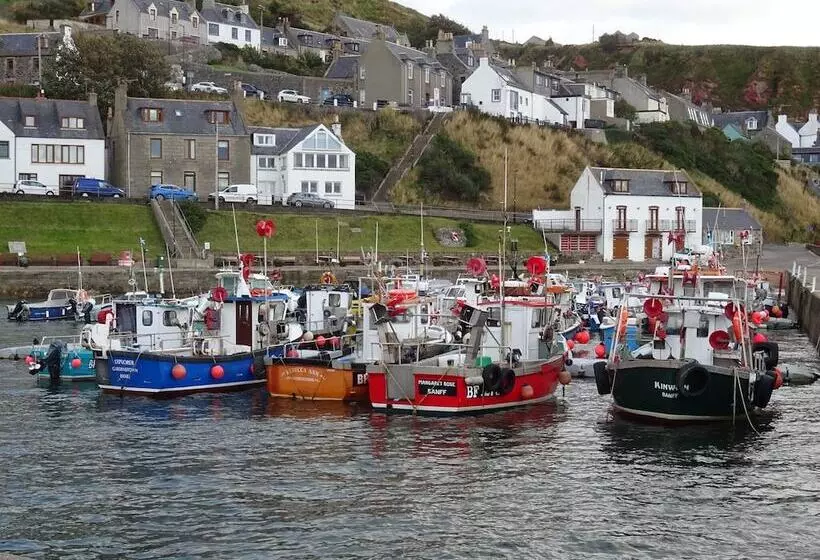 Orange Yurt With Hot Tub  Sleeps 3, Parking & Wifi