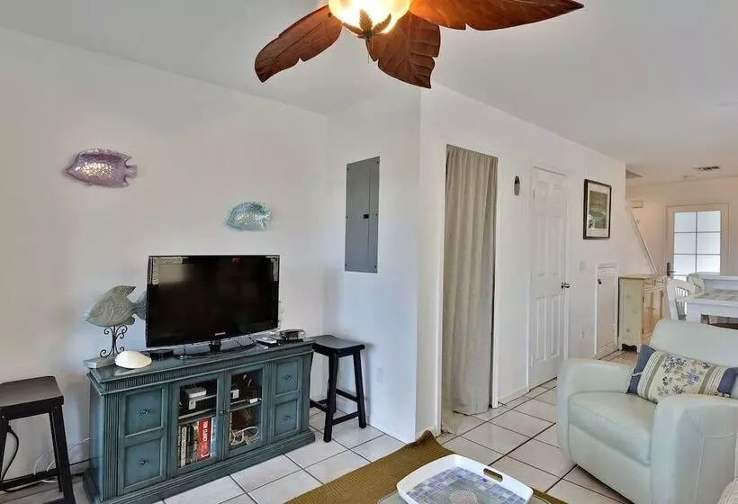 Coral Breeze By Avantstay Close To Beach W/ Balcony & Shared Pool! Month Long Stays Only