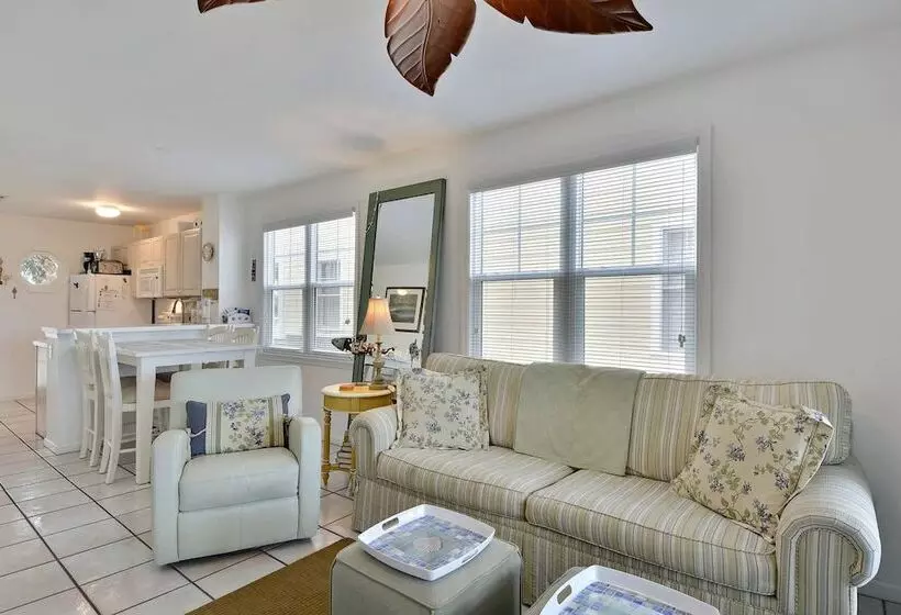 Coral Breeze By Avantstay Close To Beach W/ Balcony & Shared Pool! Month Long Stays Only