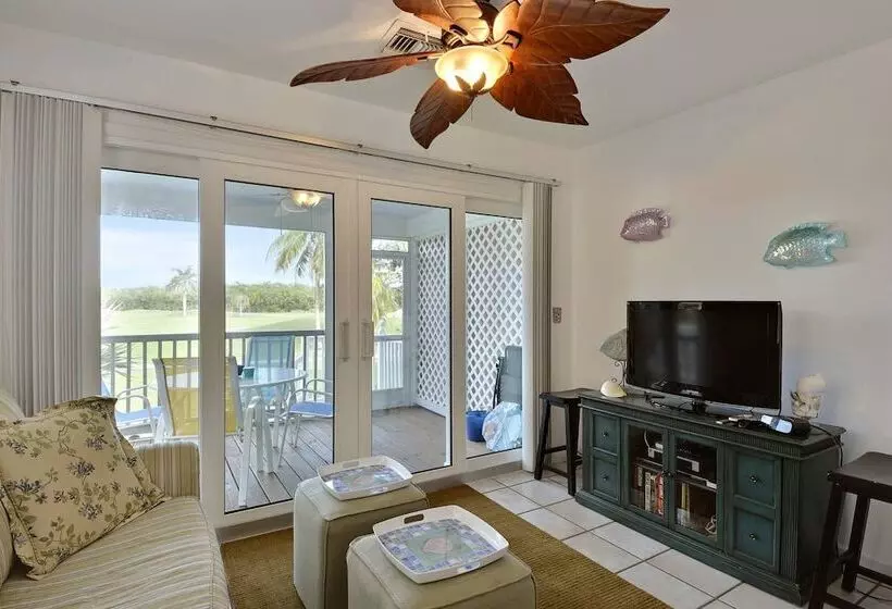 Coral Breeze By Avantstay Close To Beach W/ Balcony & Shared Pool! Month Long Stays Only