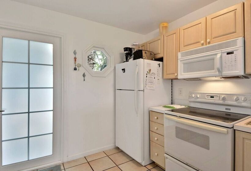 Coral Breeze By Avantstay Close To Beach W/ Balcony & Shared Pool! Month Long Stays Only