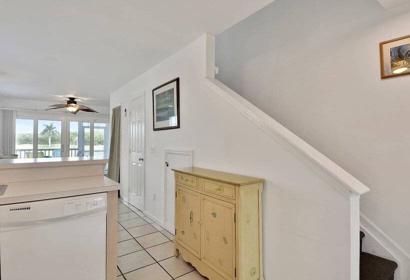 Coral Breeze By Avantstay Close To Beach W/ Balcony & Shared Pool! Month Long Stays Only