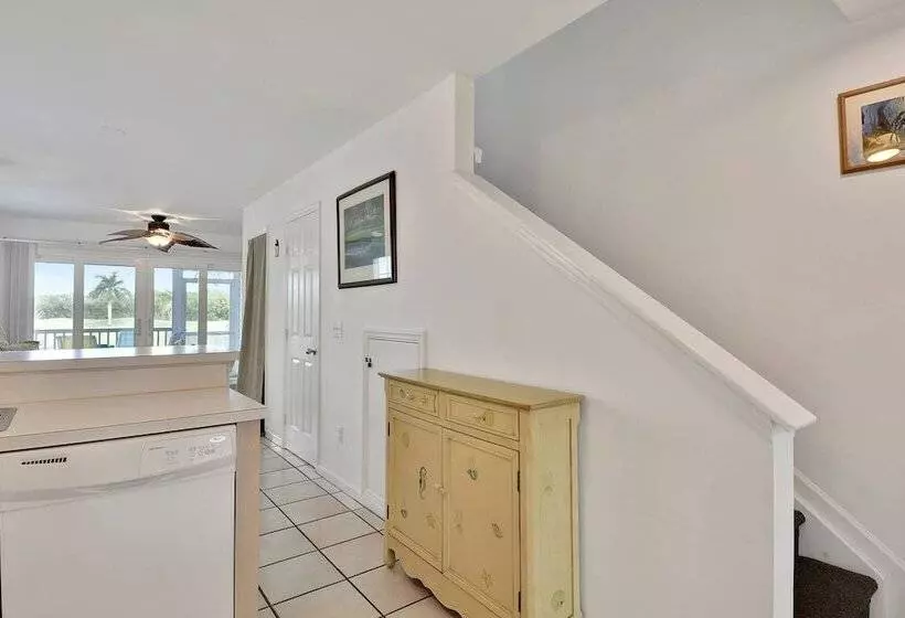 Coral Breeze By Avantstay Close To Beach W/ Balcony & Shared Pool! Month Long Stays Only