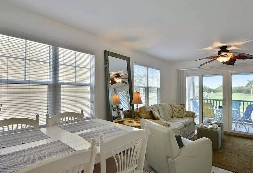 Coral Breeze By Avantstay Close To Beach W/ Balcony & Shared Pool! Month Long Stays Only