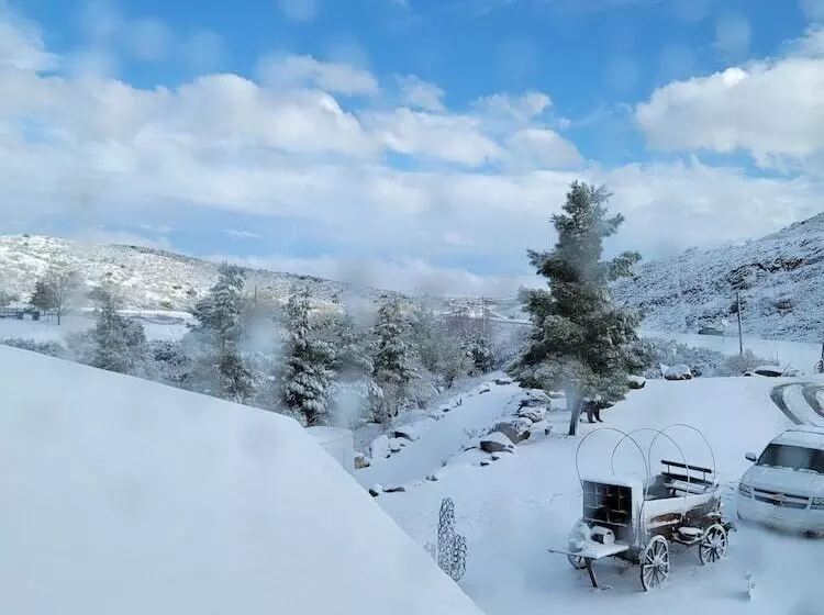 Hotelli Creekside Lodge And Cabins