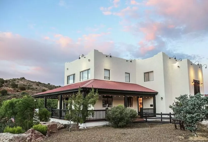 Hotelli Creekside Lodge And Cabins