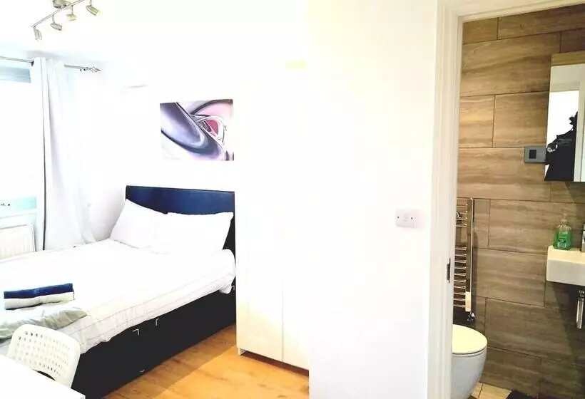 Residenssi Lovely And Spacious House In South London