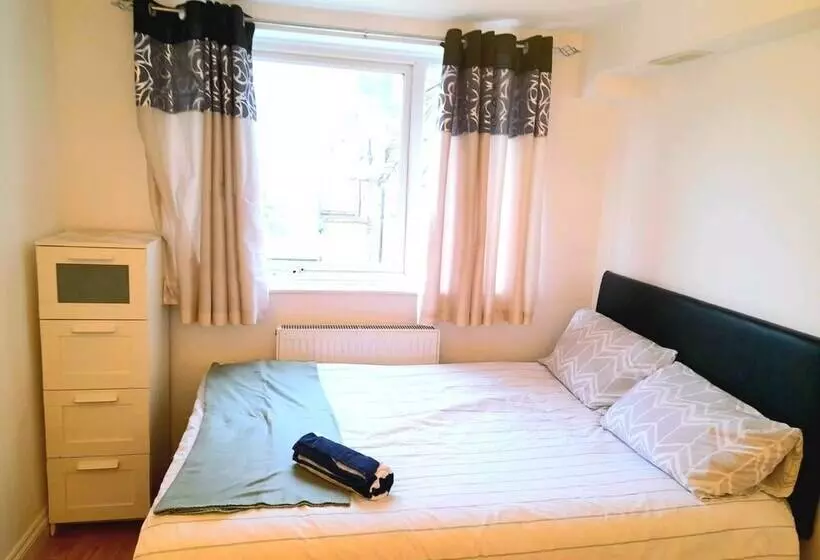 Residenssi Lovely And Spacious House In South London