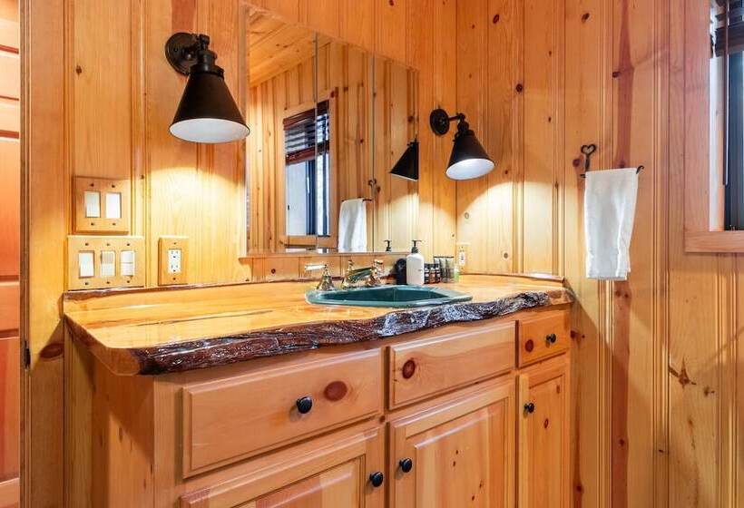 Shoreline Lakehouse By Avantstay Majestic Lakefront Cabin W/ Hot Tub & Fire Pit!