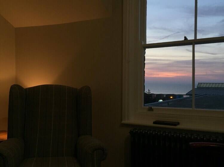 مبيت وإفطار The Seaview Snug