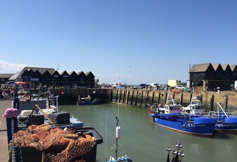 مبيت وإفطار The Seaview Snug