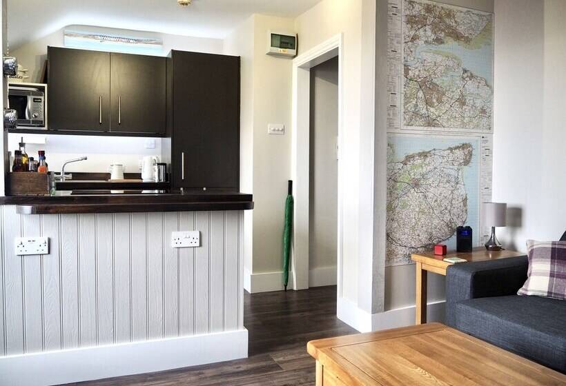 مبيت وإفطار The Seaview Snug