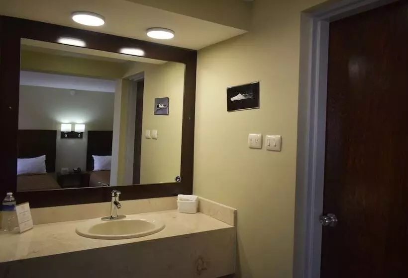 El Camino Hotel & Suites