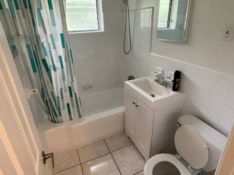 فندق صغير Hallandale Beach Motel With Free Parking And Full Kitchen ! No Extra Fees! Accepting Cash!