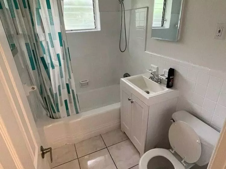 Retkeilymaja Hallandale Beach Motel With Free Parking And Full Kitchen ! No Extra Fees! Accepting Cash!