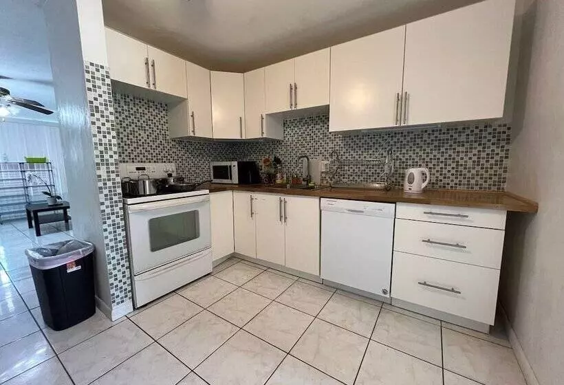 Retkeilymaja Hallandale Beach Motel With Free Parking And Full Kitchen ! No Extra Fees! Accepting Cash!