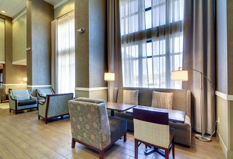 فندق Hampton Inn & Suites Milwaukee West