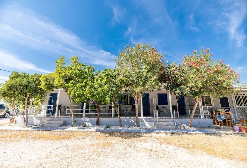 هتل Zante Riva Studios