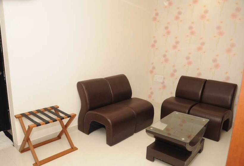 فندق Madhuvan Suites By Blues