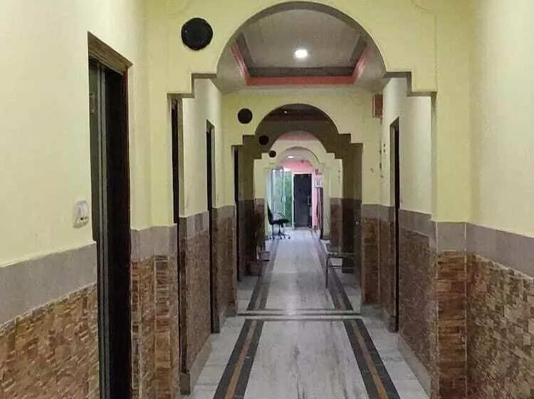 ホテル Somraj Regency