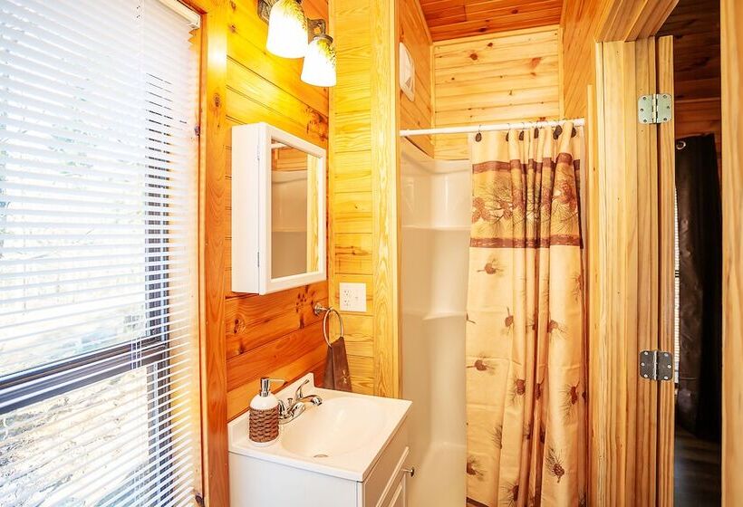 Отель Bigfoot Lodge Room One