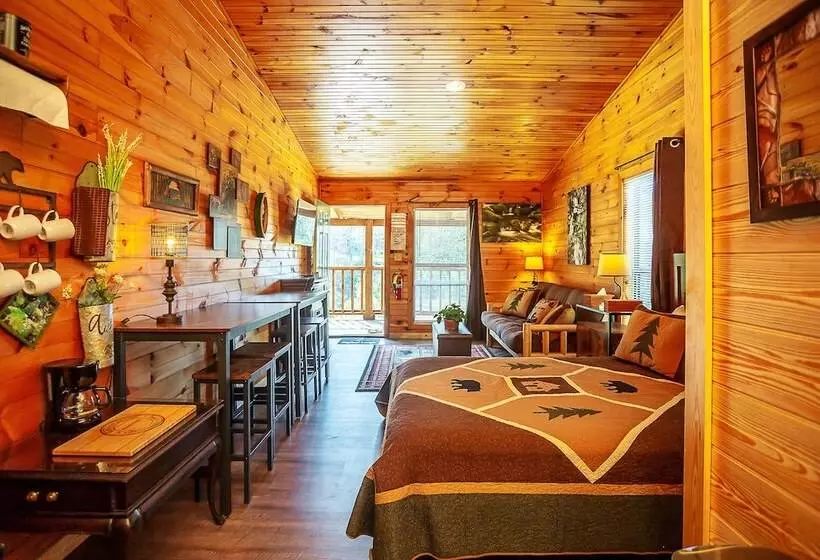 Hotelli Bigfoot Lodge Room One