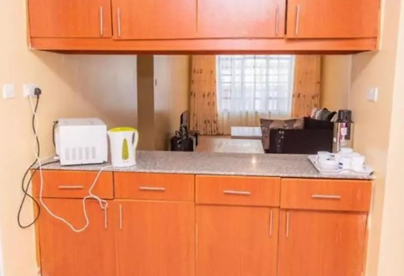 هتل Karibu Airport Homestay