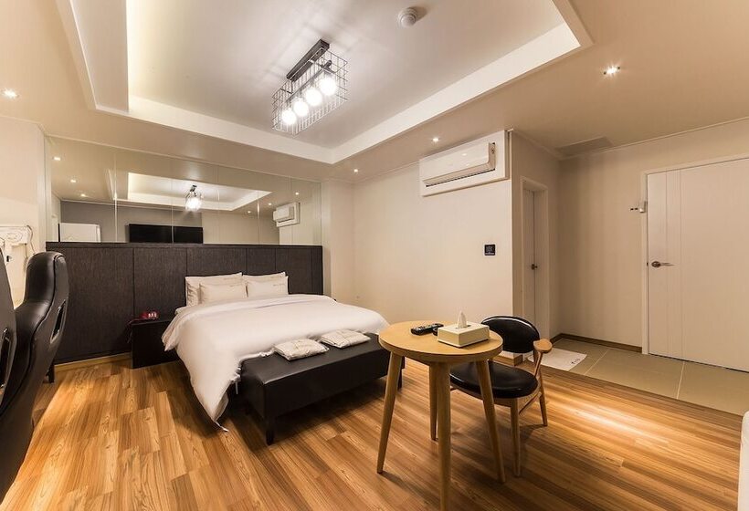 Motel Ansan Gojandong Hill House