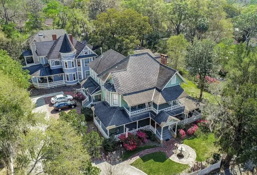 Aamiaismajoitus (B&B) Lady Clare Room At Camellia Rose Inn Downtown