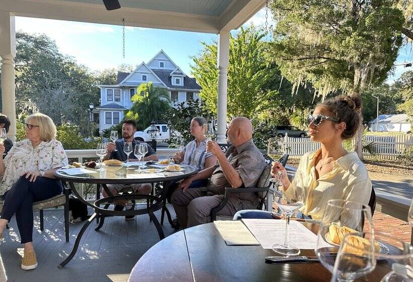 Bed and Breakfast Lady Clare Room At Camellia Rose Inn Downtown