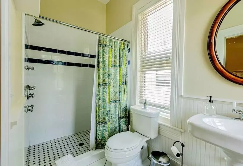 Aamiaismajoitus (B&B) Lady Clare Room At Camellia Rose Inn Downtown