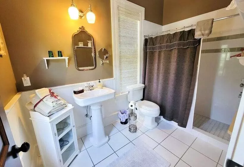 Aamiaismajoitus (B&B) Lady Clare Room At Camellia Rose Inn Downtown