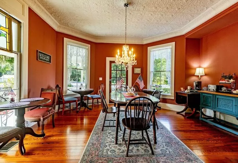 Aamiaismajoitus (B&B) Lady Clare Room At Camellia Rose Inn Downtown