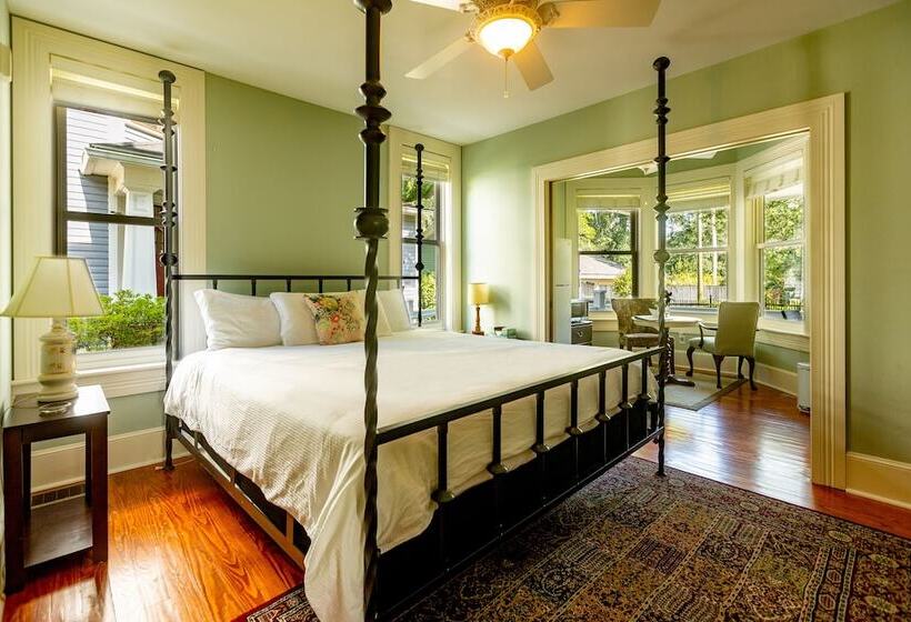 Bed and Breakfast Lady Clare Room At Camellia Rose Inn Downtown