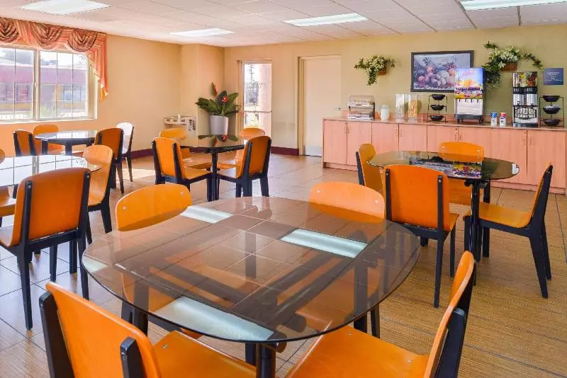 ホテル H3 Inn & Suites Lax Airport Los Angeles