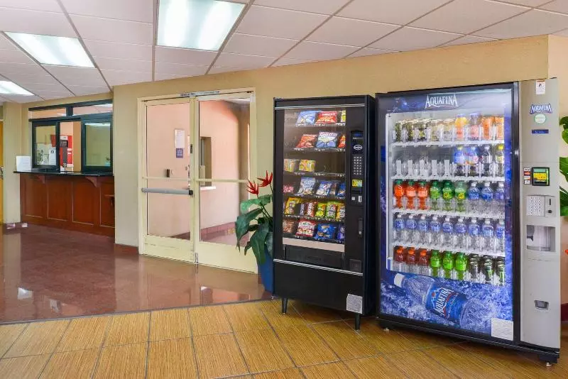 ホテル H3 Inn & Suites Lax Airport Los Angeles