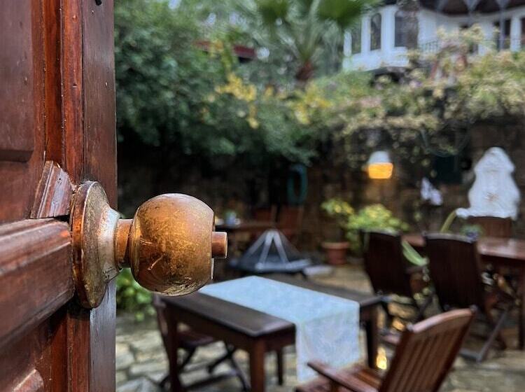 Liya Boutique Hotel & Suites