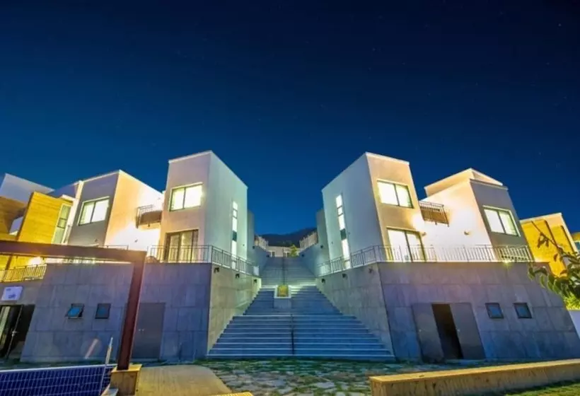 Geojedo Blue Hill Pension
