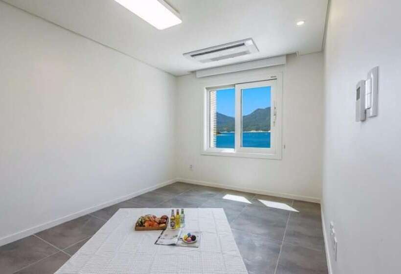 Geojedo Blue Hill Pension