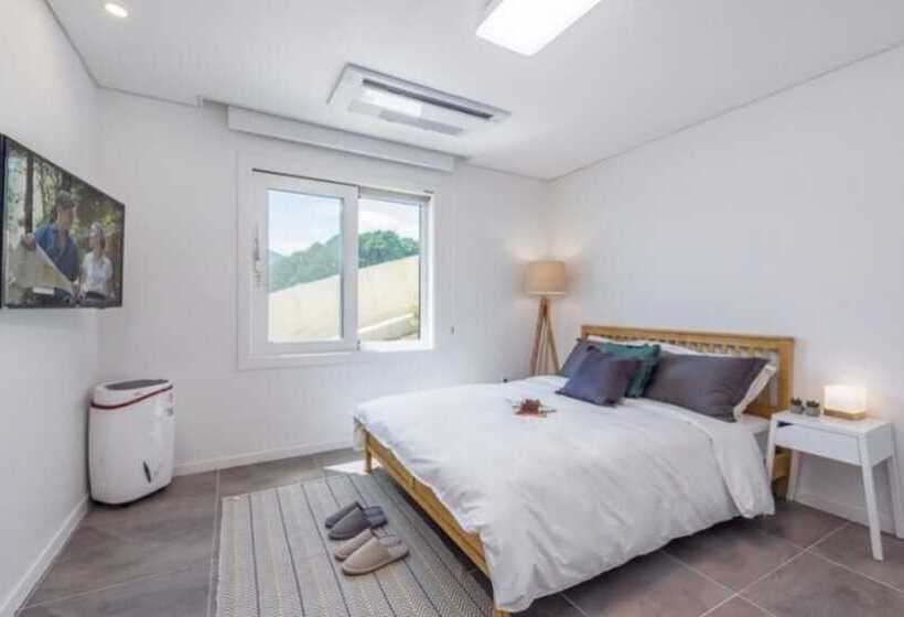 Geojedo Blue Hill Pension