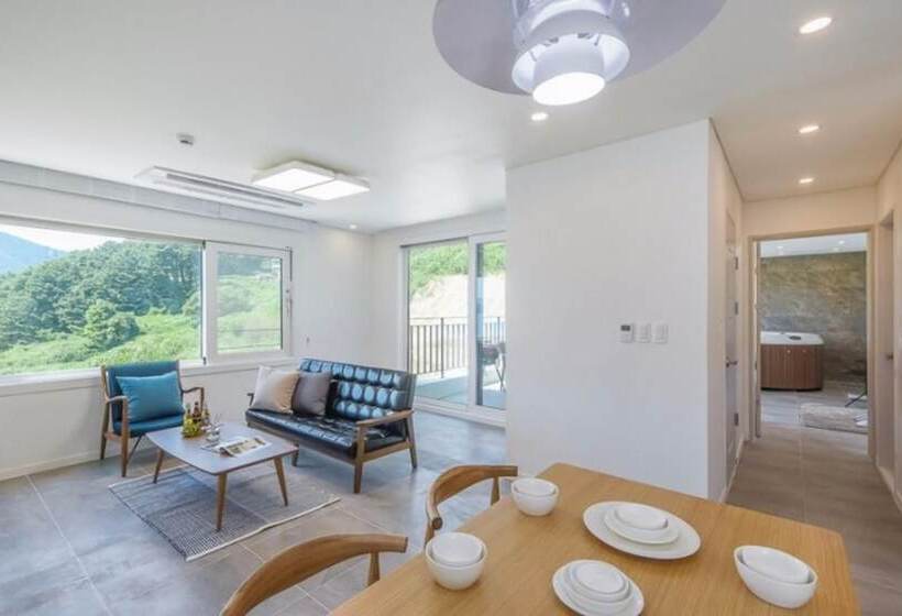 Geojedo Blue Hill Pension