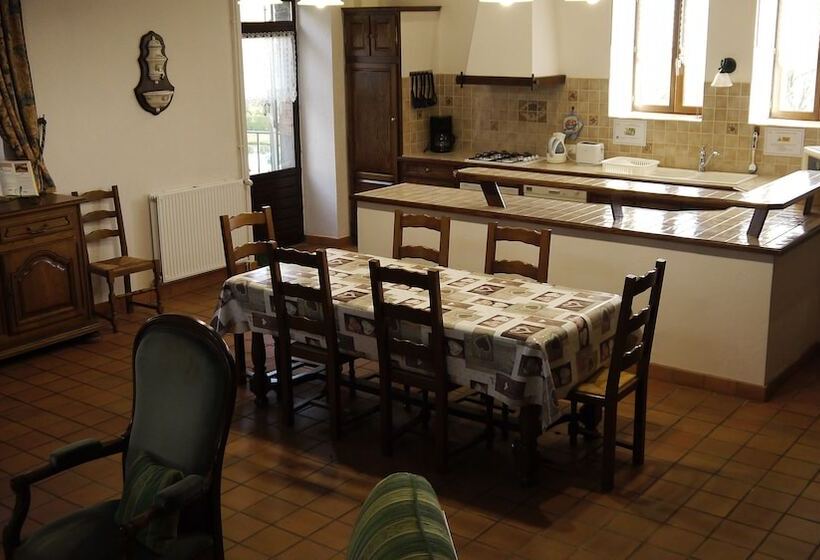 Отель Gîtes Au Château De Vernières