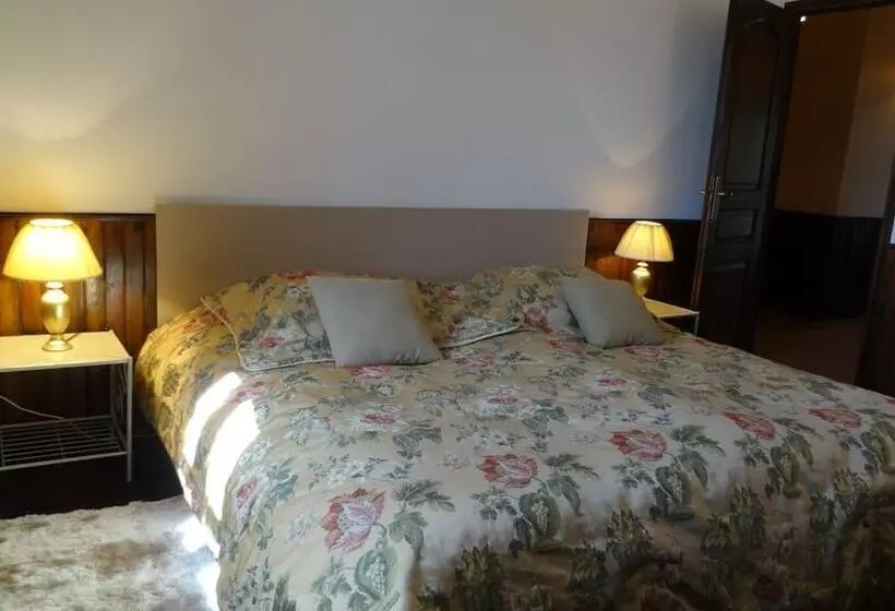 Hotelli Gîtes Au Château De Vernières