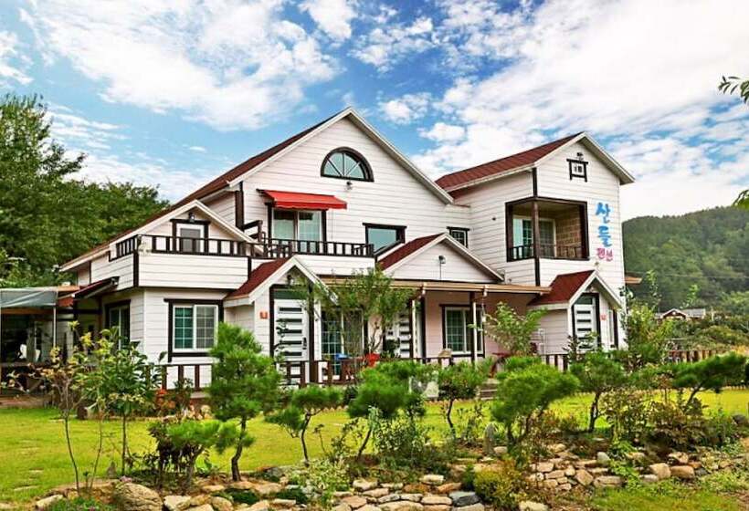 Pensionat Cheongdo Mountains Bed And Breakfast