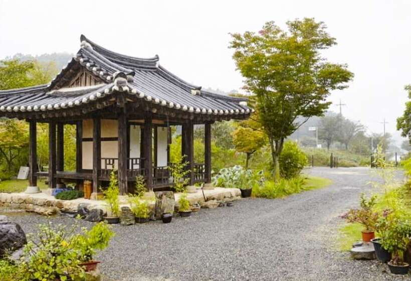 Pensão Chungju Wildflowers And Gotaengnadeuri