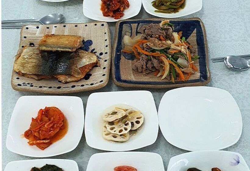 Pensão Chungju Wildflowers And Gotaengnadeuri